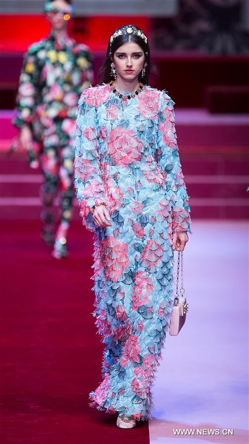 （新华视界）（2）米兰时装周——杜嘉班纳发布2018春夏女装新品