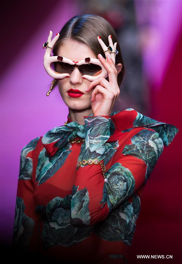 （新华视界）（7）米兰时装周——杜嘉班纳发布2018春夏女装新品