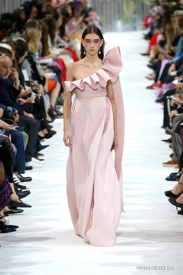 （新华视界）（2）巴黎时装周：华伦天奴发布2018春夏女装成衣新品
