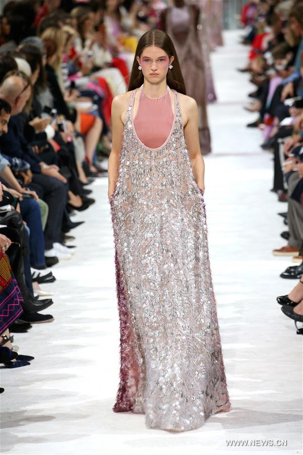 （国际）（1）巴黎时装周：华伦天奴发布2018春夏女装成衣新品