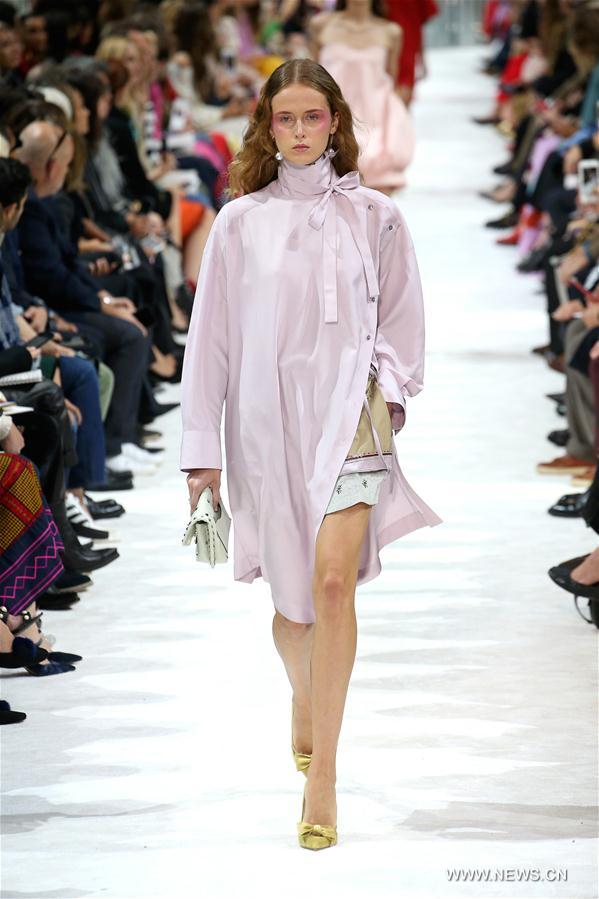 （国际）（5）巴黎时装周：华伦天奴发布2018春夏女装成衣新品