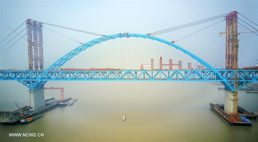 الصورة: بناء أكبر جسر للمركبات والقطارات في شرقي الصين
