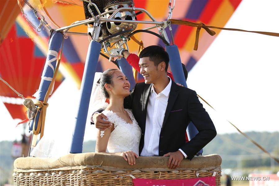 #（新华视界）（4）南京举办热气球集体婚礼