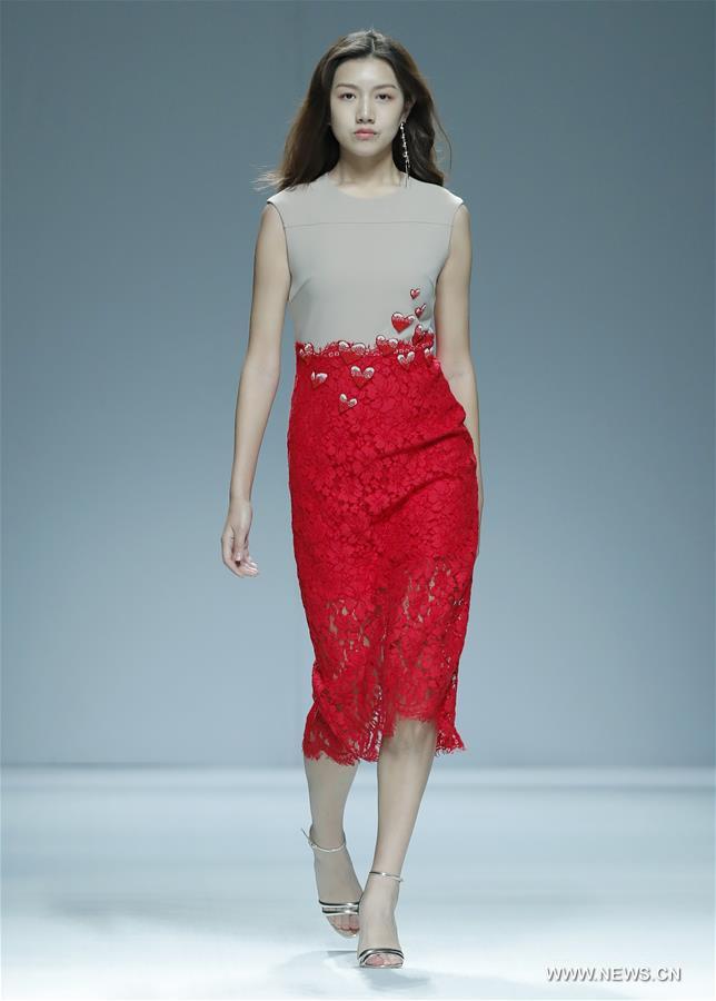 （社会）（4）“红人·唐冠颐”时装发布会在京举行