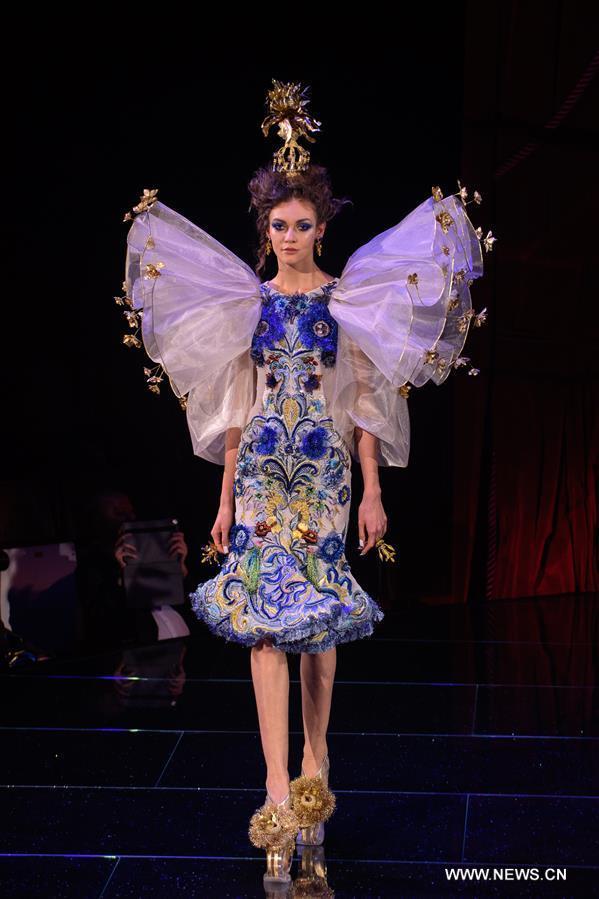 （新华视界）（2）巴黎时装周：中国设计师郭培发布春夏高级定制新品