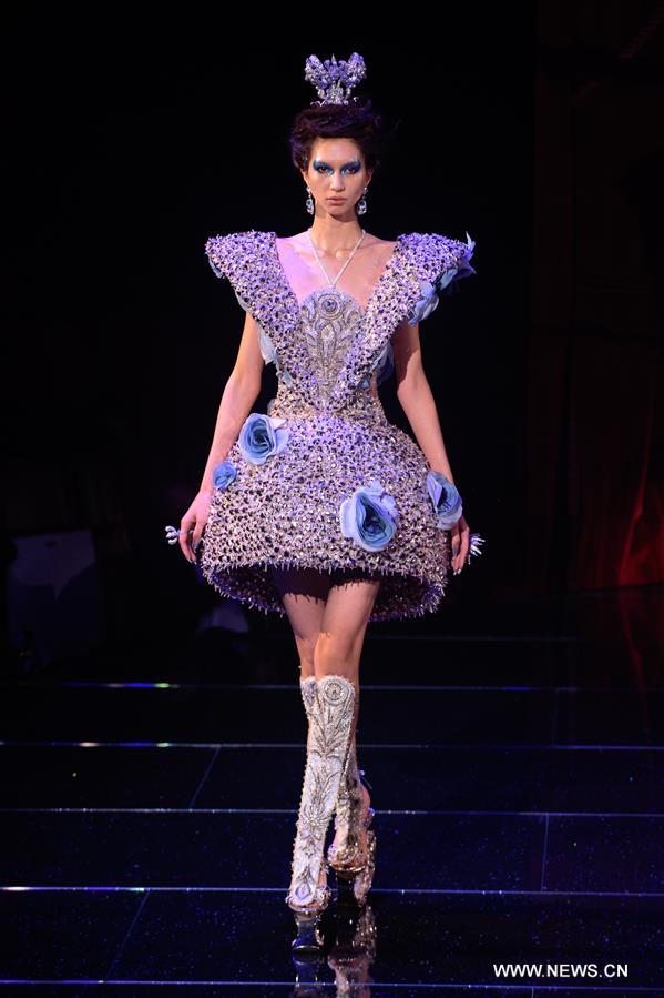 （新华视界）（10）巴黎时装周：中国设计师郭培发布春夏高级定制新品 
