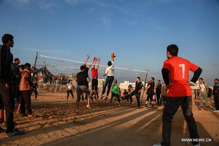 الصورة: شبان فلسطينيون يمارسون هواياتهم المفضلة على الحدود بين غزة وإسرائيل