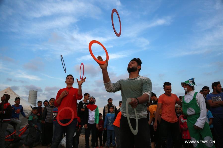 الصورة: شبان فلسطينيون يمارسون هواياتهم المفضلة على الحدود بين غزة وإسرائيل