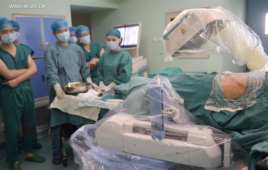  الصورة: تشغيل روبوت خاص بطب العظام في تشنغدو بجنوب غربي الصين