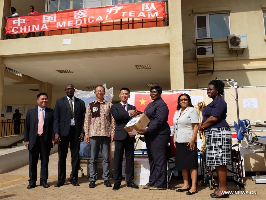 الصورة: فريق طبي صيني يتبرع بمواد طبية إلى غانا