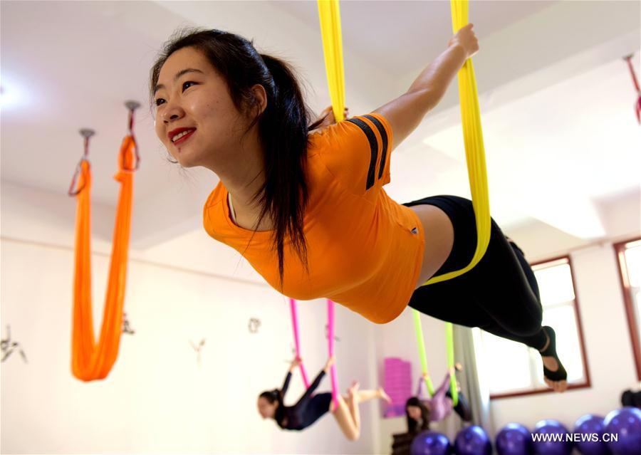 الصورة: ممارسة اليوغا خلال عطلة رأس السنة القمرية الجديدة في الصين