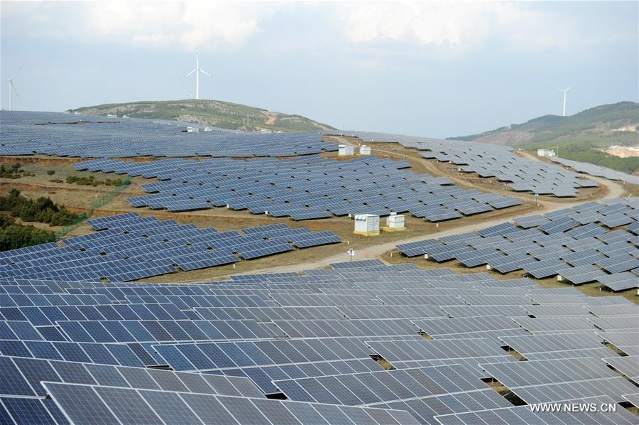 الصورة: توليد الكهرباء بالطاقة الشمسية وطاقة الرياح في جنوب غربي الصين