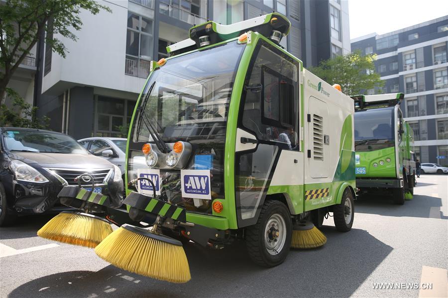 الصورة : مركبات تنظيف بدون السائق في شانغهاي