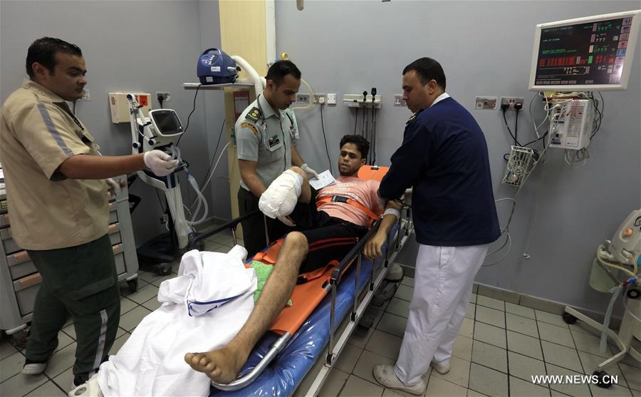 الصورة: مواطن فلسطيني يتلقى الرعاية الطبية 