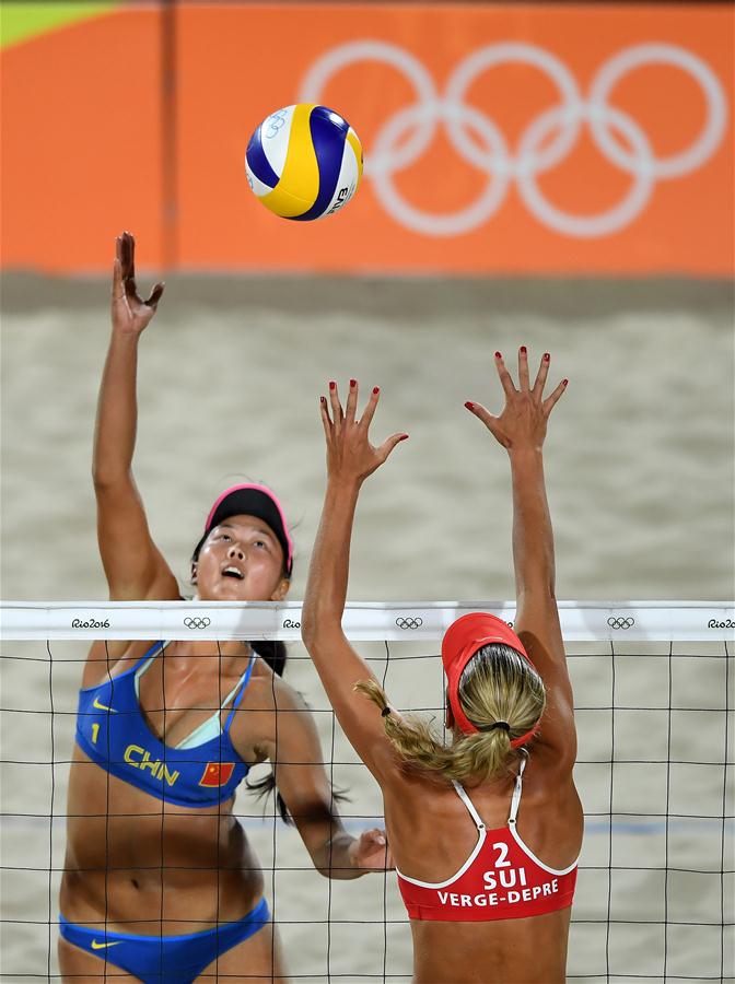  الصورة: الصين تتغلب على سويسرا في الدور التمهيدي لكرة الطائرة على الشواطئ للنساء  في أولمبياد ريو