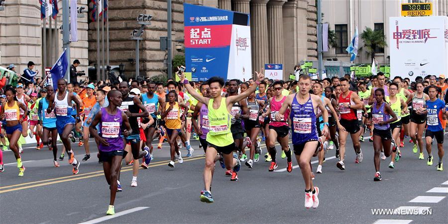  الصورة: بدء المارثون الدولي بمدينة شانغهاي