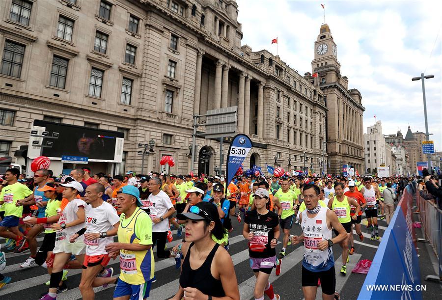 الصورة: بدء المارثون الدولي بمدينة شانغهاي