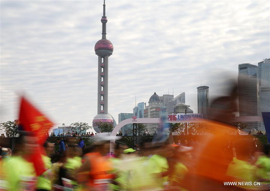 الصورة: بدء المارثون الدولي بمدينة شانغهاي