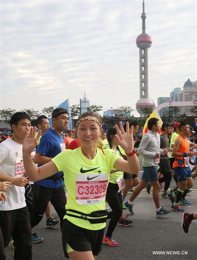 الصورة: بدء المارثون الدولي بمدينة شانغهاي