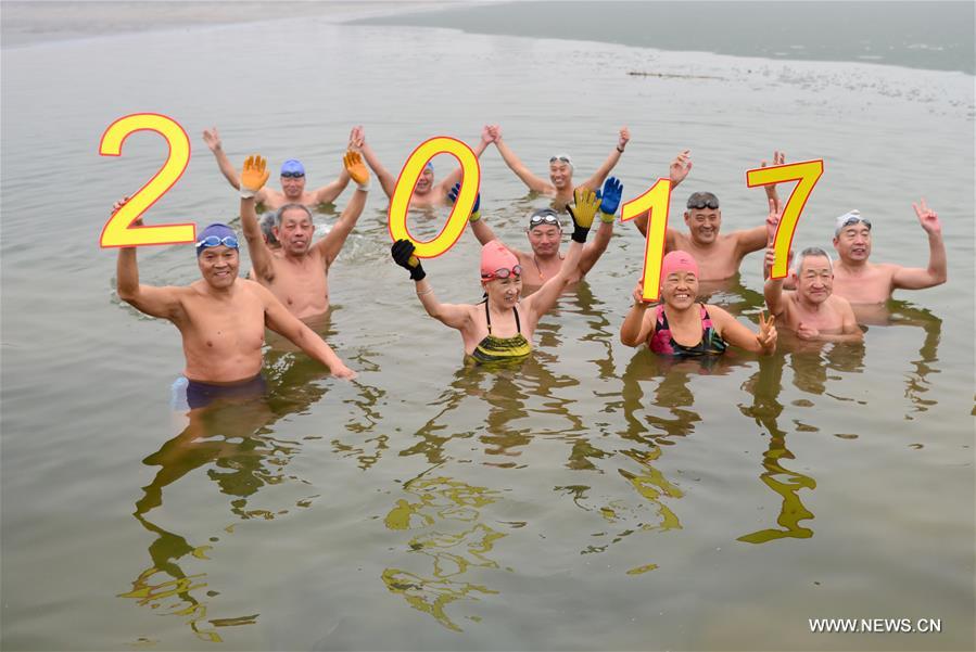 الصورة: هواة السباحة الشتوية يحتفلون برأس السنة الجديدة