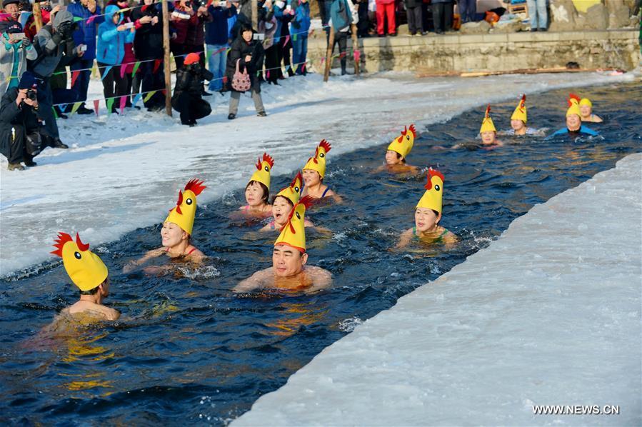 الصورة: السباحة الشتوية خلال عيد الربيع بشمال الشرقي الصين