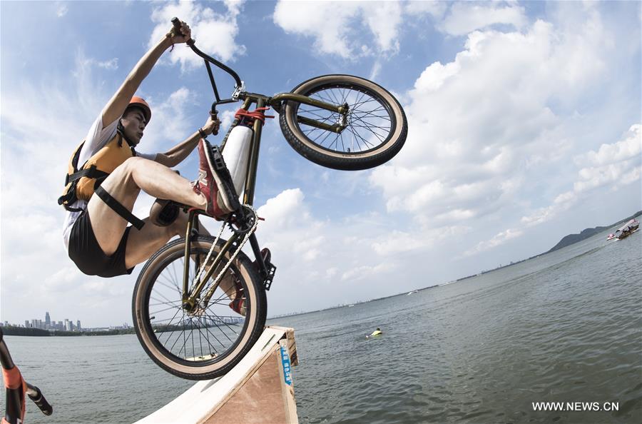 （体育）（2）自行车——“飞”进东湖 
