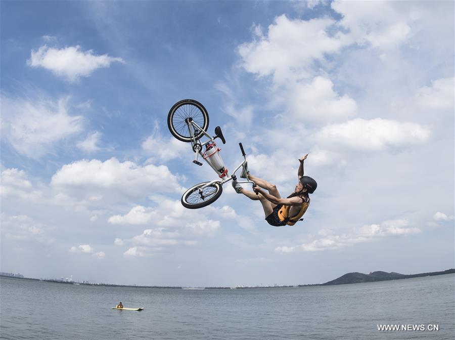 （体育）（7）自行车——“飞”进东湖 
