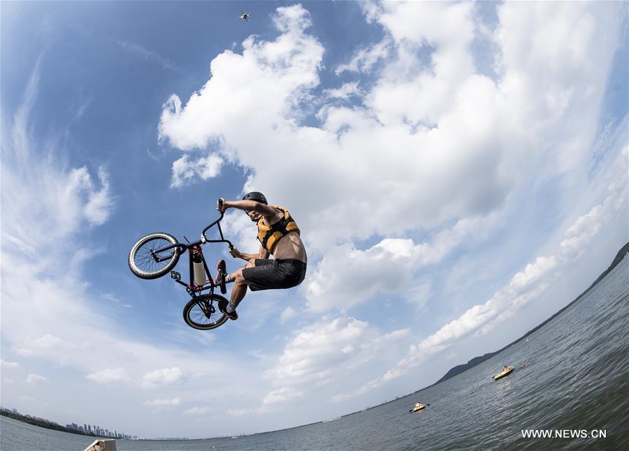 （体育）（1）自行车——“飞”进东湖 