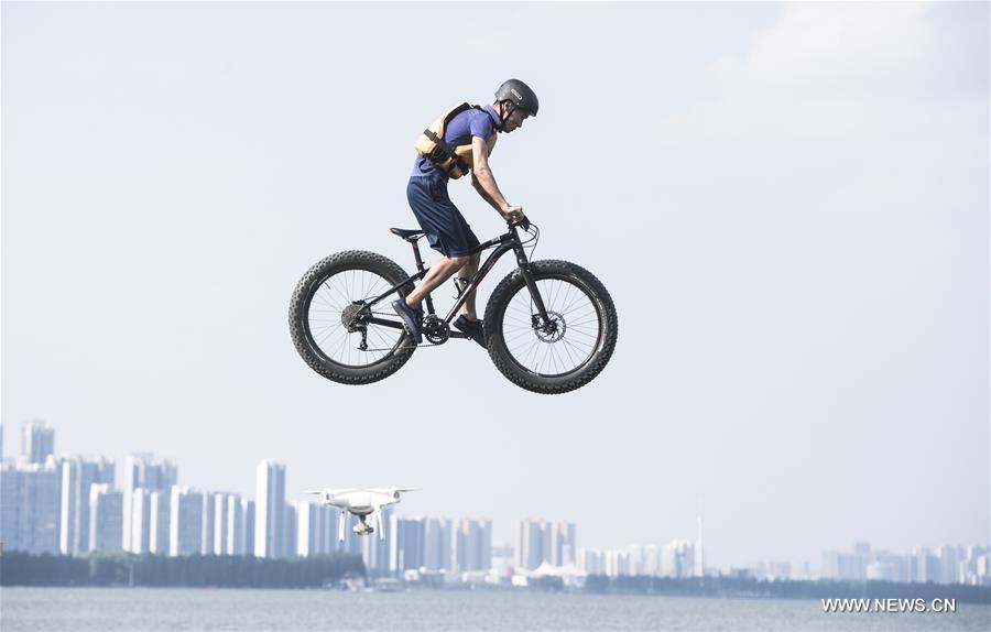 （体育）（5）自行车——“飞”进东湖 