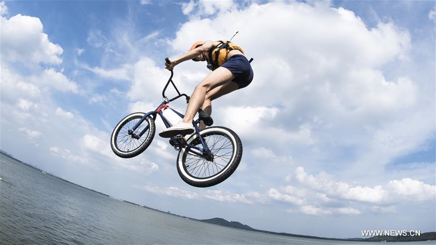 （体育）（4）自行车——“飞”进东湖 
