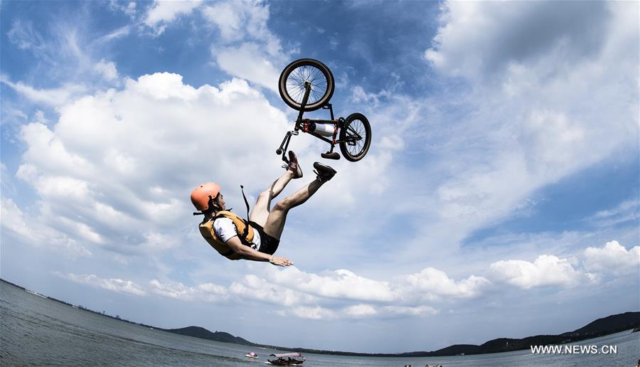 （体育）（8）自行车——“飞”进东湖 