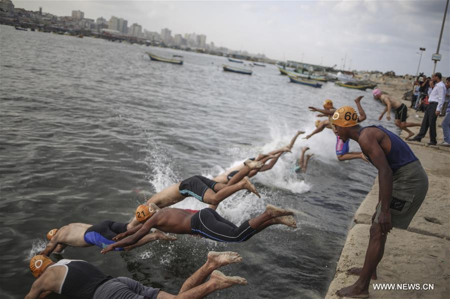 الصورة: انطلاق بطولة "الترايثلون" في غزة