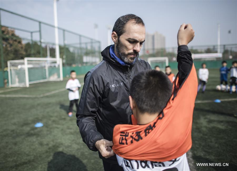 （新华视界）（3）足球青训“洋教头”在武汉