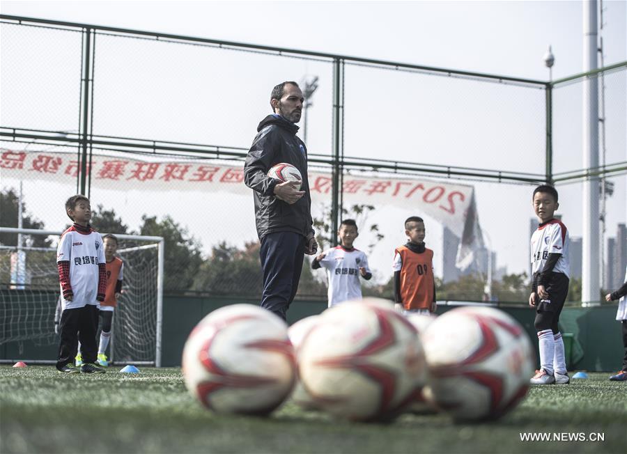 （新华视界）（4）足球青训“洋教头”在武汉