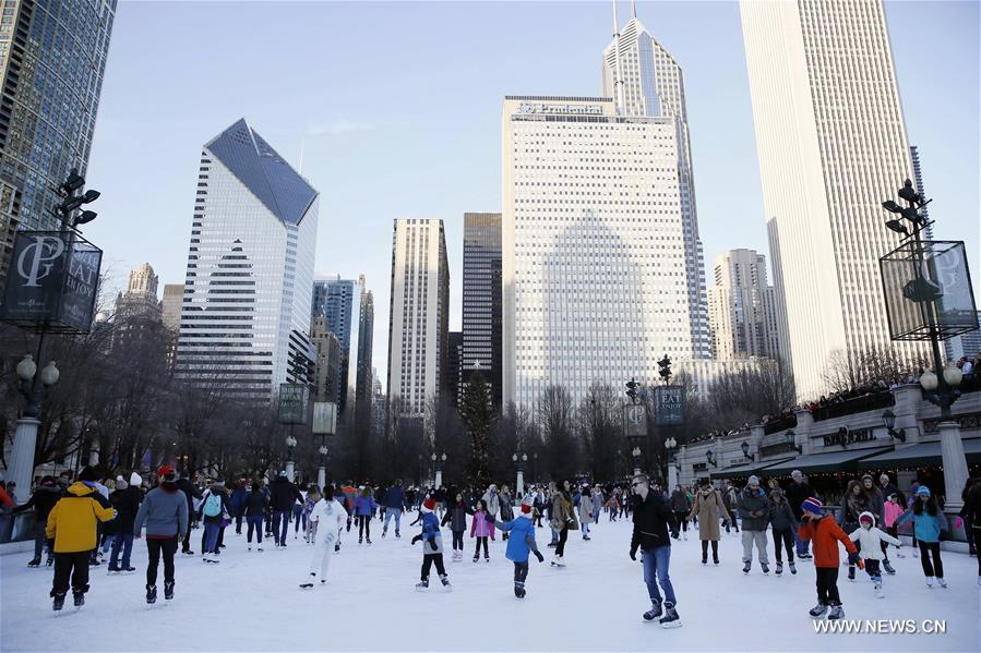 U.S.-CHICAGO-MILLENNIUM PARK-ICE RINK-SKATING