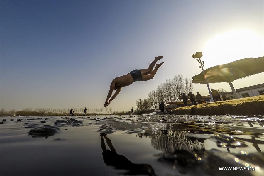 الصورة : هواة السباحة في شمالي الصين