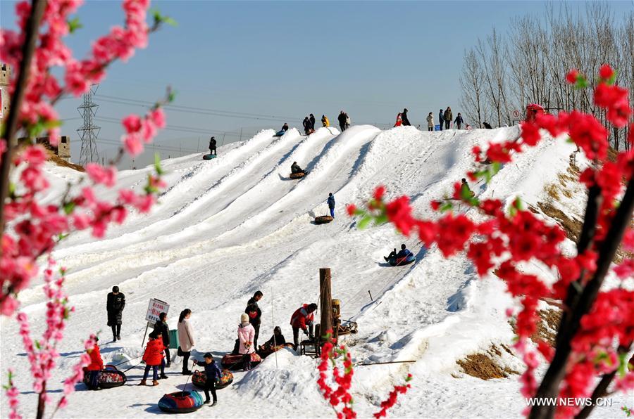 الصورة: الاستمتاع بالألعاب الثلجية في شمالي الصين
