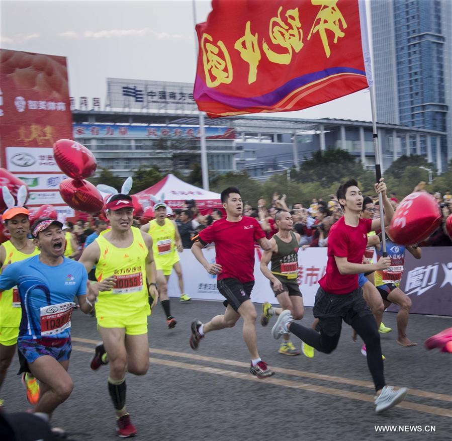（体育）（1）马拉松——2018贵港国际马拉松赛举行