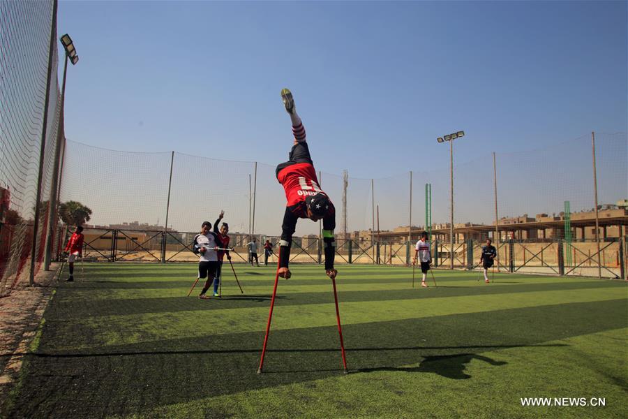 الصورة: فريق "المعجزات" .. أول منتخب كرة قدم لأصحاب القدم الواحدة في مصر والشرق الأوسط