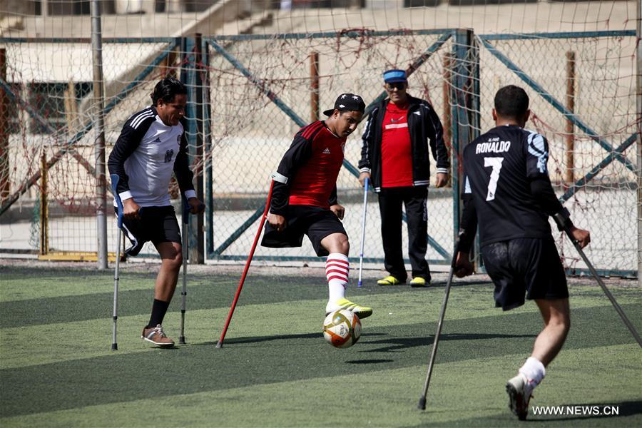 الصورة: فريق "المعجزات" .. أول منتخب كرة قدم لأصحاب القدم الواحدة في مصر والشرق الأوسط