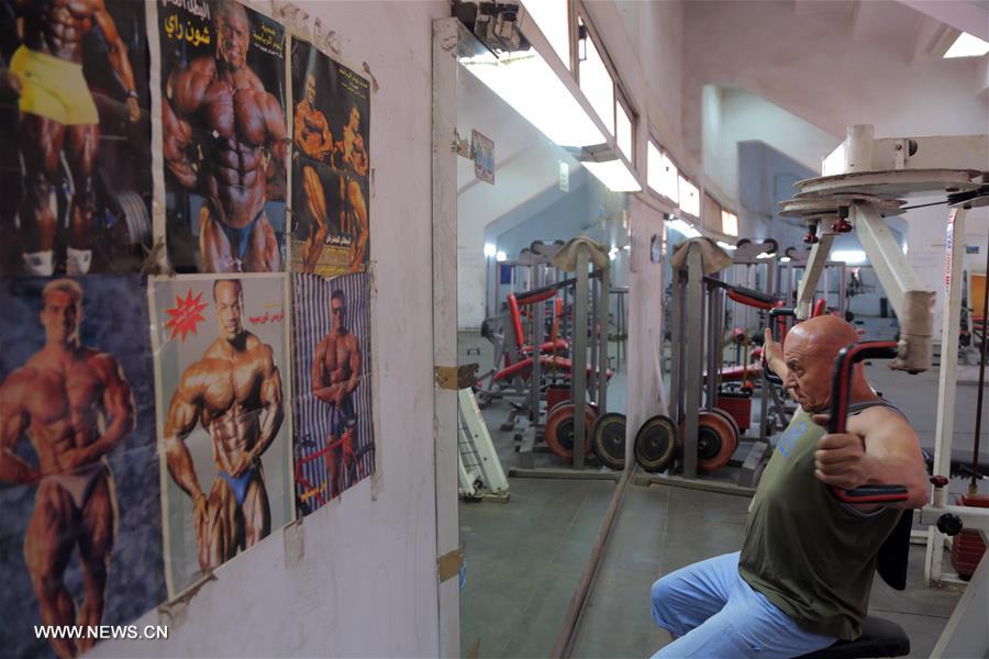 الصورة:  ثمانيني مصري يمارس رياضة كمال الأجسام رغم تقدمه في العمر