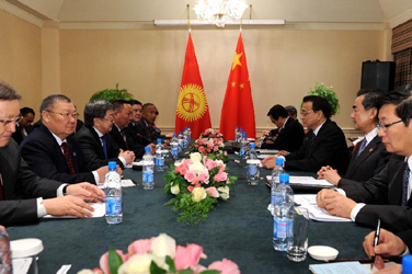 رئيس مجلس الدولة الصيني يقوم بزيارة رسمية الى رومانيا ويحضر اجتماع زعماء الصين-وسط شرق أوروبا ويحضر الاجتماع الـ12 لرؤساء وزراء الدول الاعضاء في منطقة شنغهاي للتعاون في اوزباكستان