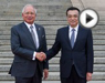 رئيس مجلس الدولة الصيني لي كه تشيانغ يجتمع مع نظيره الماليزي الزائر