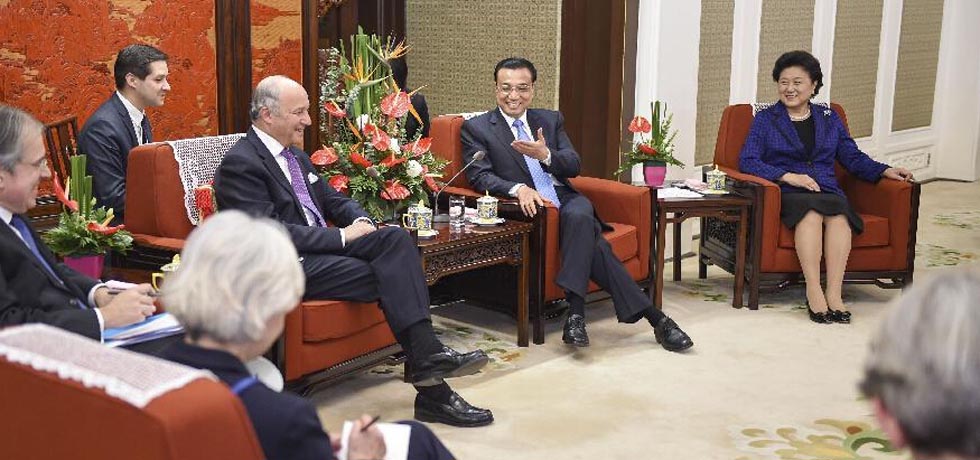 رئيس مجلس الدولة الصيني يجتمع مع وزير الخارجية الفرنسي