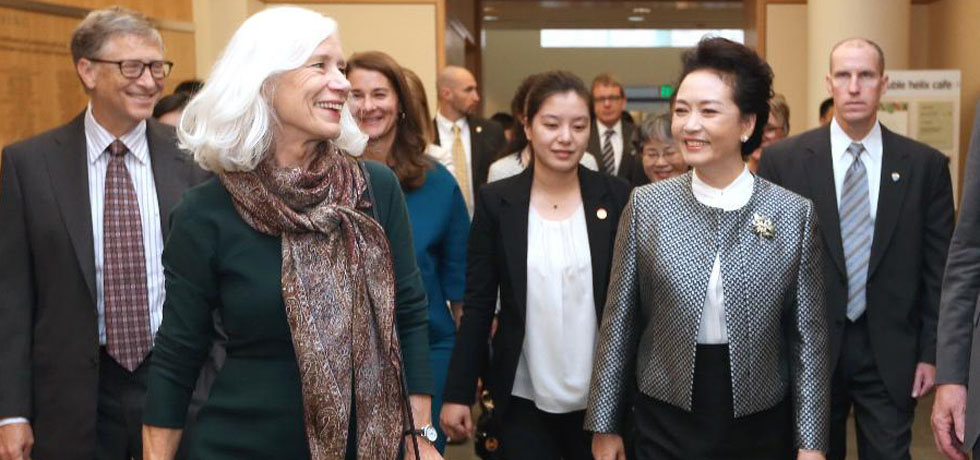سيدة الصين الأولى تقوم بجولة في مركز أمريكي لبحوث السرطان وتدعو إلى مزيد من التعاون في مجال الرعاية الصحية