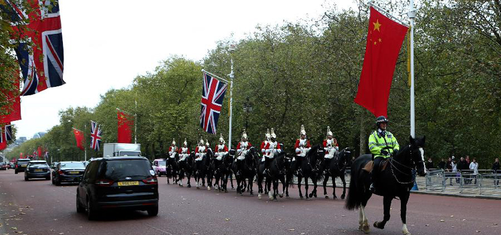الأعلام الصينية والبريطانية تعلق في شوارع لندن