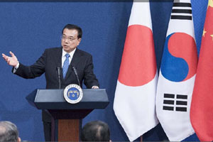 رئيس مجلس الدولة لي كه تشيانغ يزور جمهورية كوريا ويحضر اجتماع قمة ثلاثية بين الصين واليابان وجمهورية كوريا