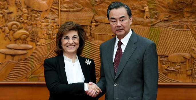 وزير الخارجية الصيني يلتقي مع مستشارة الرئيس السوري