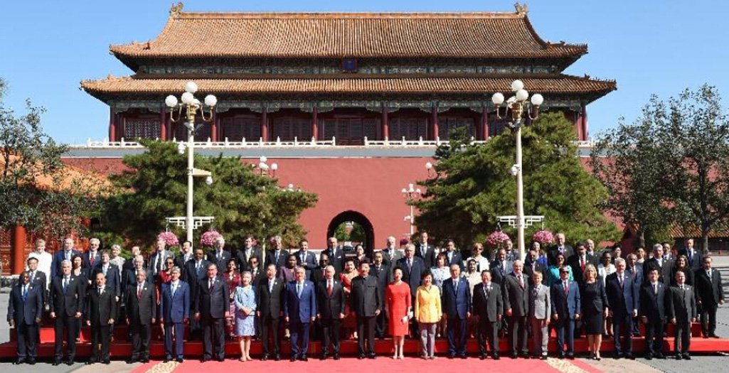 الرئيس الصيني يأخذ صورا جماعية مع الضيوف الأجانب قبيل الاستعراض العسكري