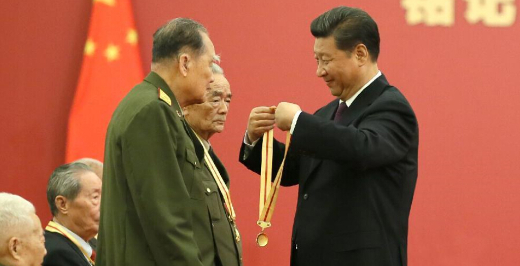 الرئيس الصيني يقلد الأوسمة لقدامى المحاربين والمدنيين الصينيين والأجانب